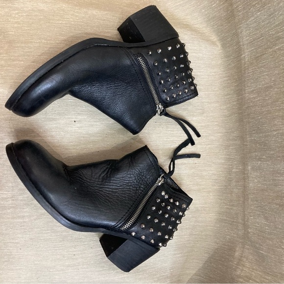ALDO Sz 7 Back Studded Stacked  Heel Almond Toe Leather Ankle Boots Booties - Picture 8 of 9